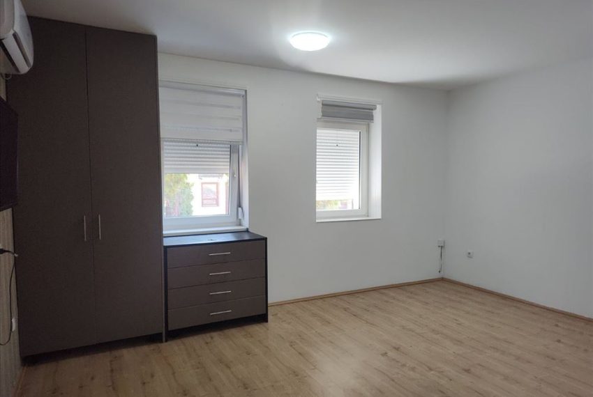borca-renoviran-uknjizen-i-odmah-useljiv-5425645315654-71811028908