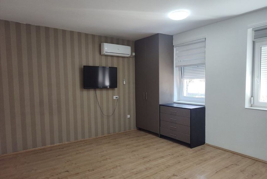 borca-renoviran-uknjizen-i-odmah-useljiv-5425645315654-71811028911